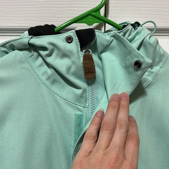 XS Mint green DC ski jacket. 10,000 MM Waterproof. Many pockets. Gently used. - Picture 14 of 17